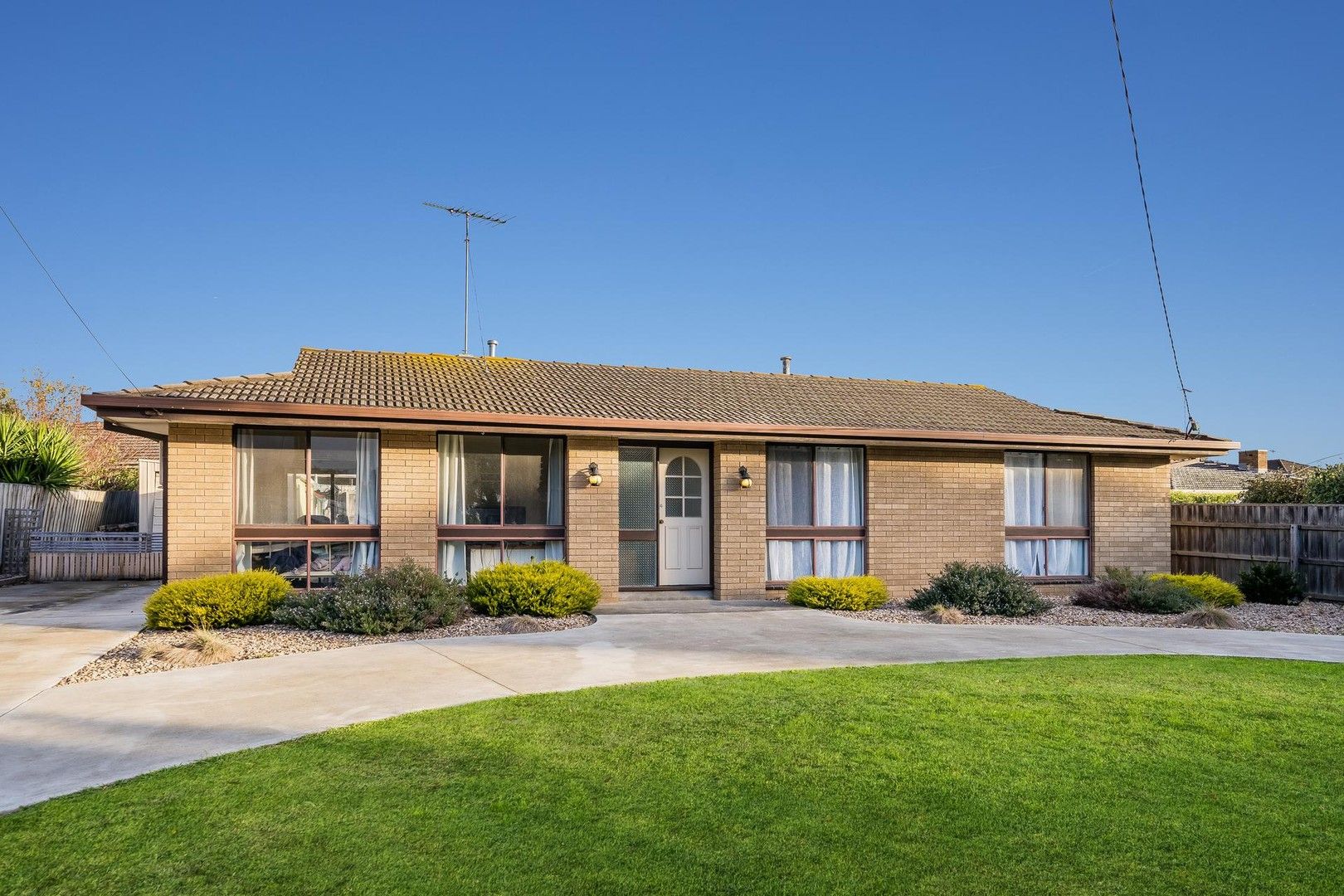3 bedrooms House in 2 Roycroft Avenue HIGHTON VIC, 3216