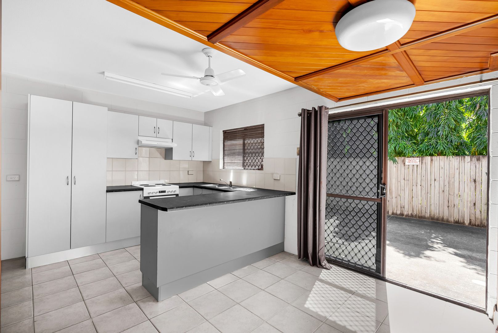 4/323-329 Mcleod Street, Cairns North QLD 4870, Image 2