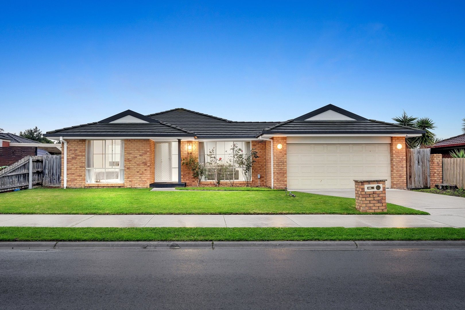 3 bedrooms House in 14 Dartmoor Drive CRANBOURNE EAST VIC, 3977