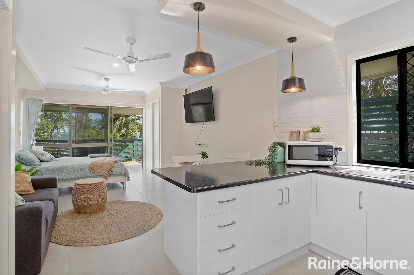 11/2 Beach Road, Dolphin Heads QLD 4740, Image 2