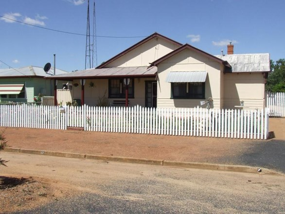 17 Fifth Avenue North, Narromine NSW 2821