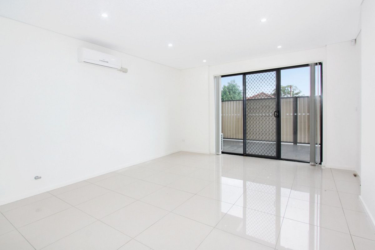 2/8-12 Linden Street, Toongabbie NSW 2146, Image 2