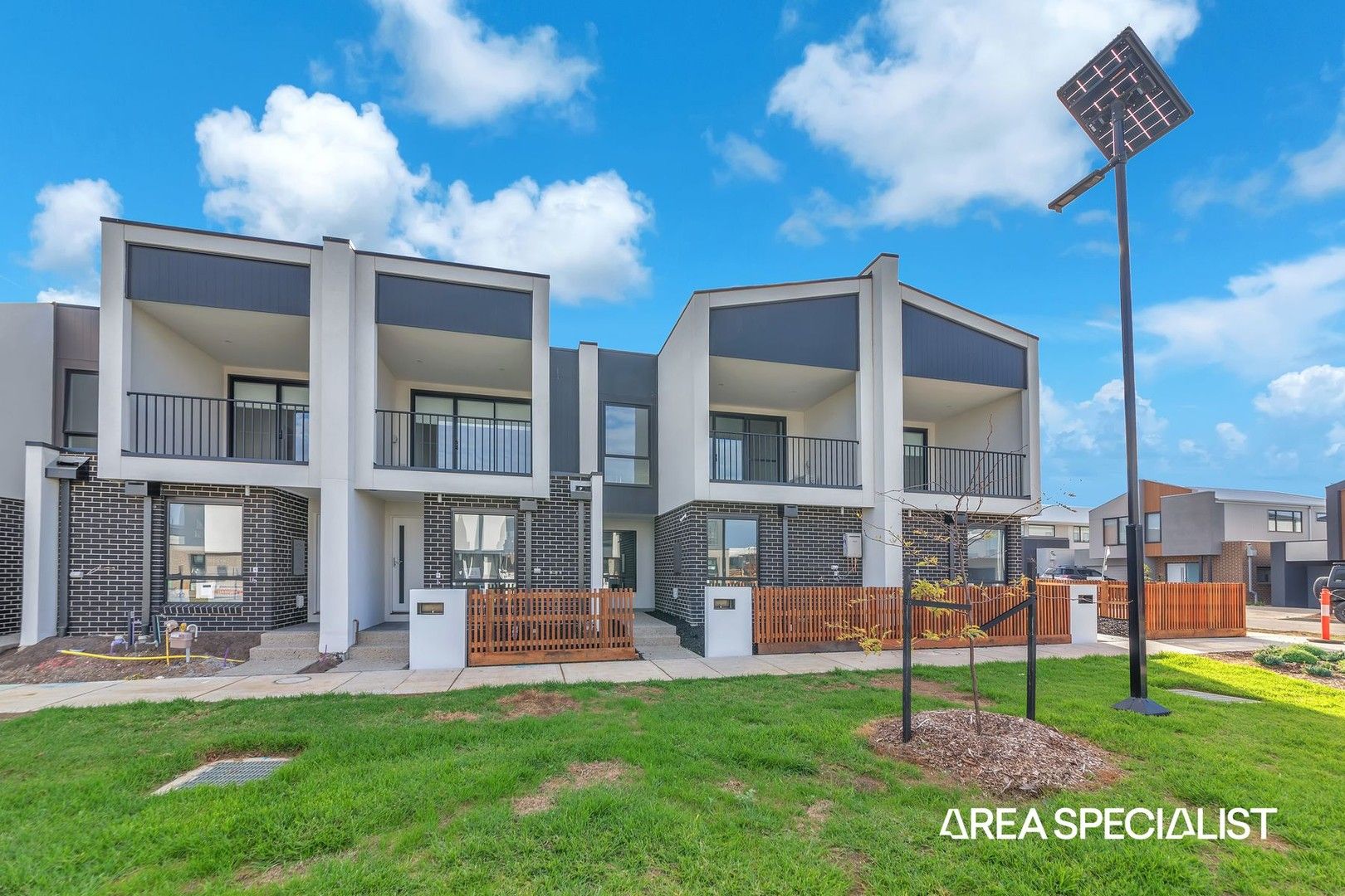 4 bedrooms House in 19 Oakview Walk CLYDE VIC, 3978