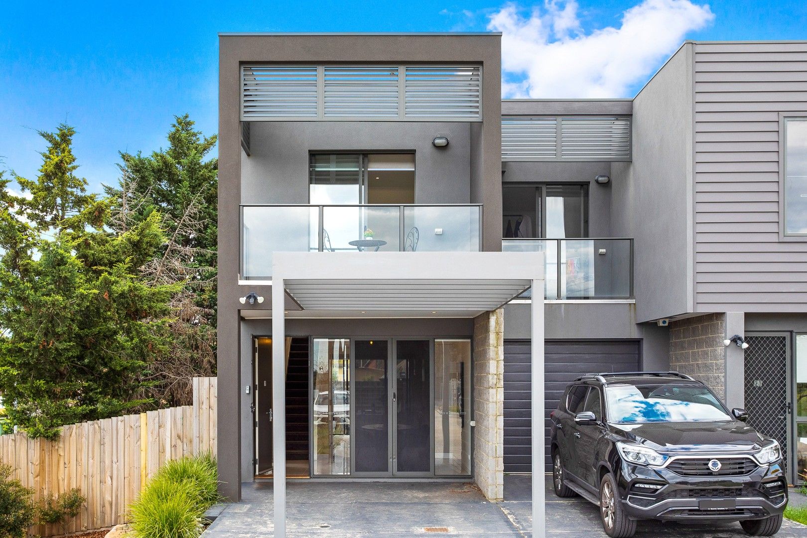 2 bedrooms Townhouse in 19 Bailey Crescent OAK PARK VIC, 3046
