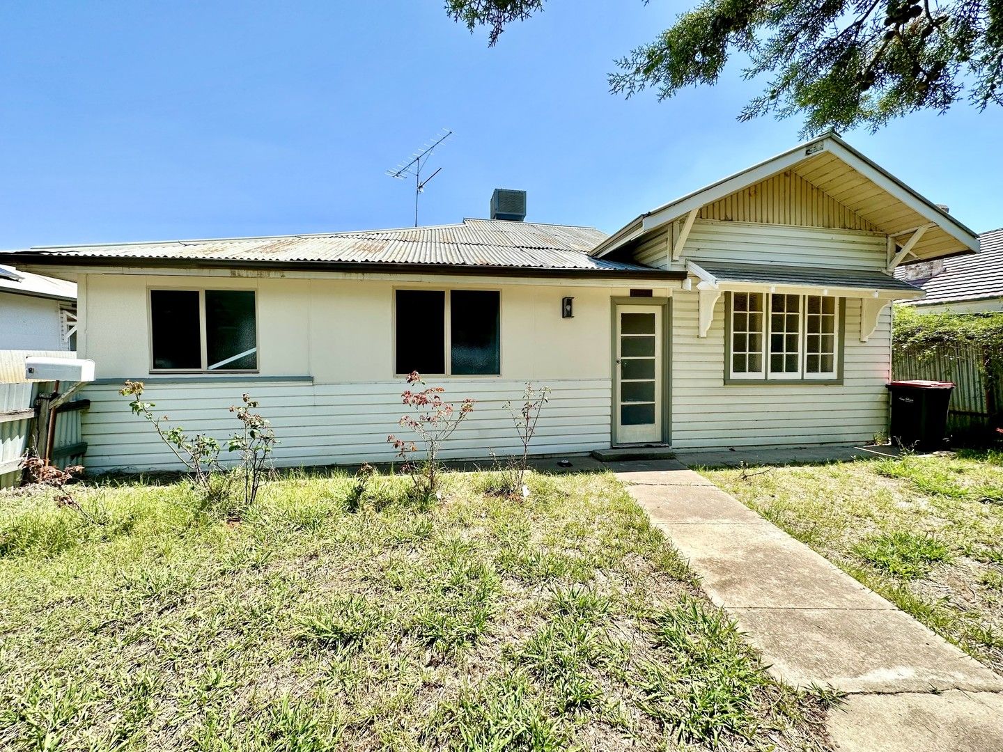 4 bedrooms House in 222 Lachlan Street HAY NSW, 2711