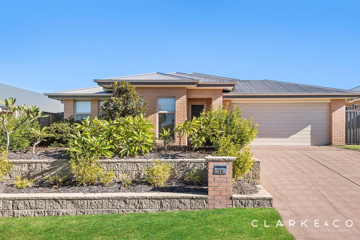 4 bedrooms House in 30 Teal Street ABERGLASSLYN NSW, 2320