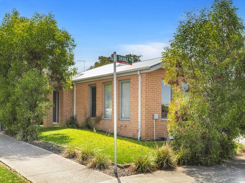 1 Shiraz Way, Pakenham VIC 3810, Image 2