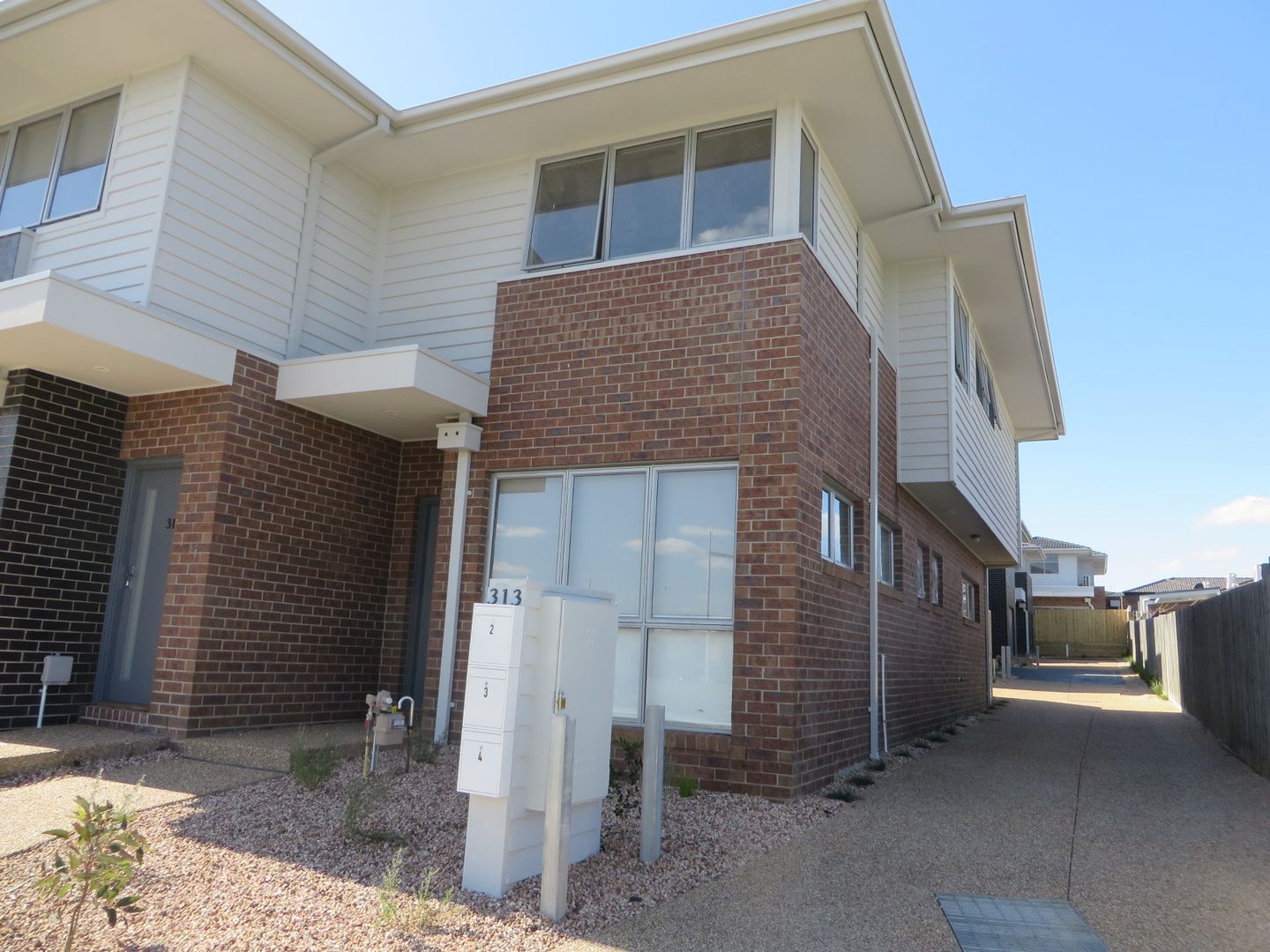 2 bedrooms House in 1/313 The Lakes Boulevard SOUTH MORANG VIC, 3752