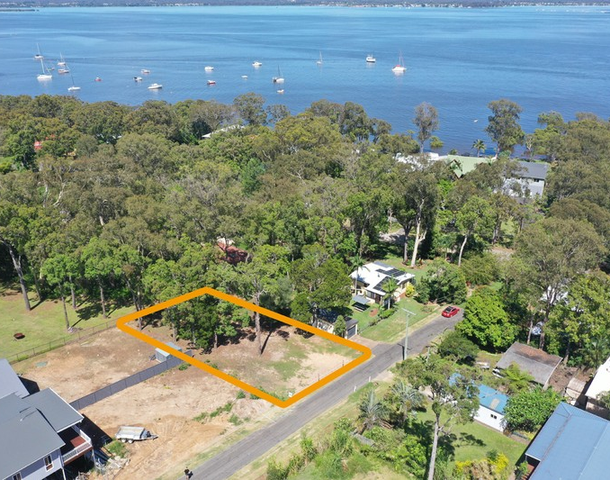 12 Cross Street, MacLeay Island QLD 4184