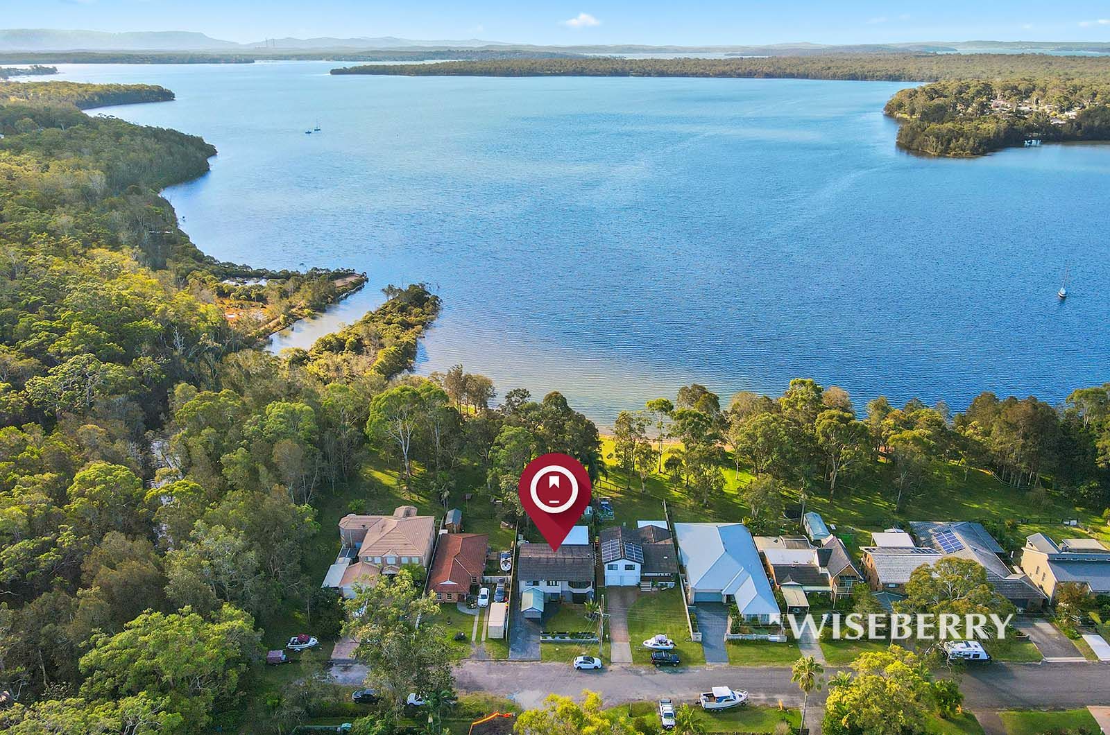 4 bedrooms House in 6 Lloyd Avenue CHAIN VALLEY BAY NSW, 2259