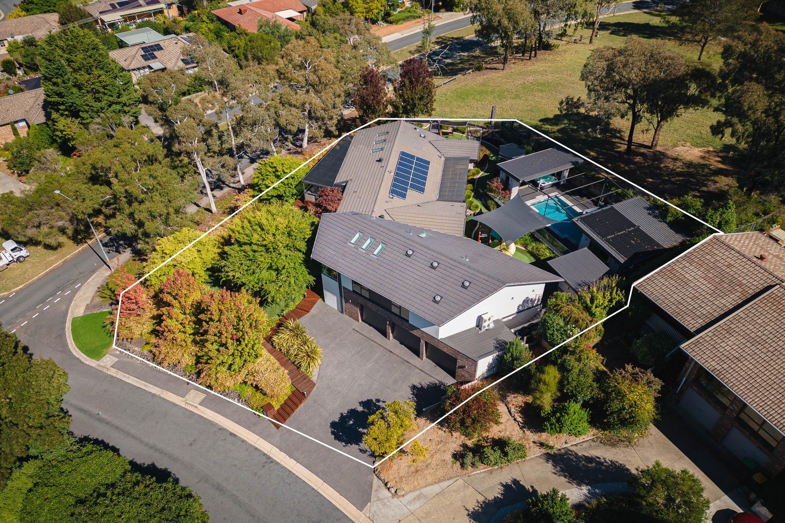 6 bedrooms House in 1 Hawken Street MONASH ACT, 2904