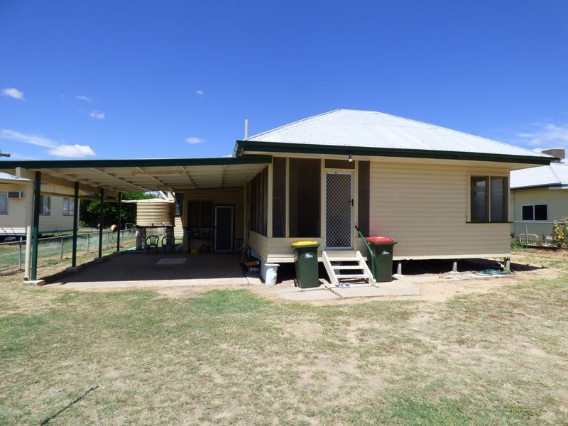 4 bedrooms House in 10 MOORE ST DIRRANBANDI QLD, 4486