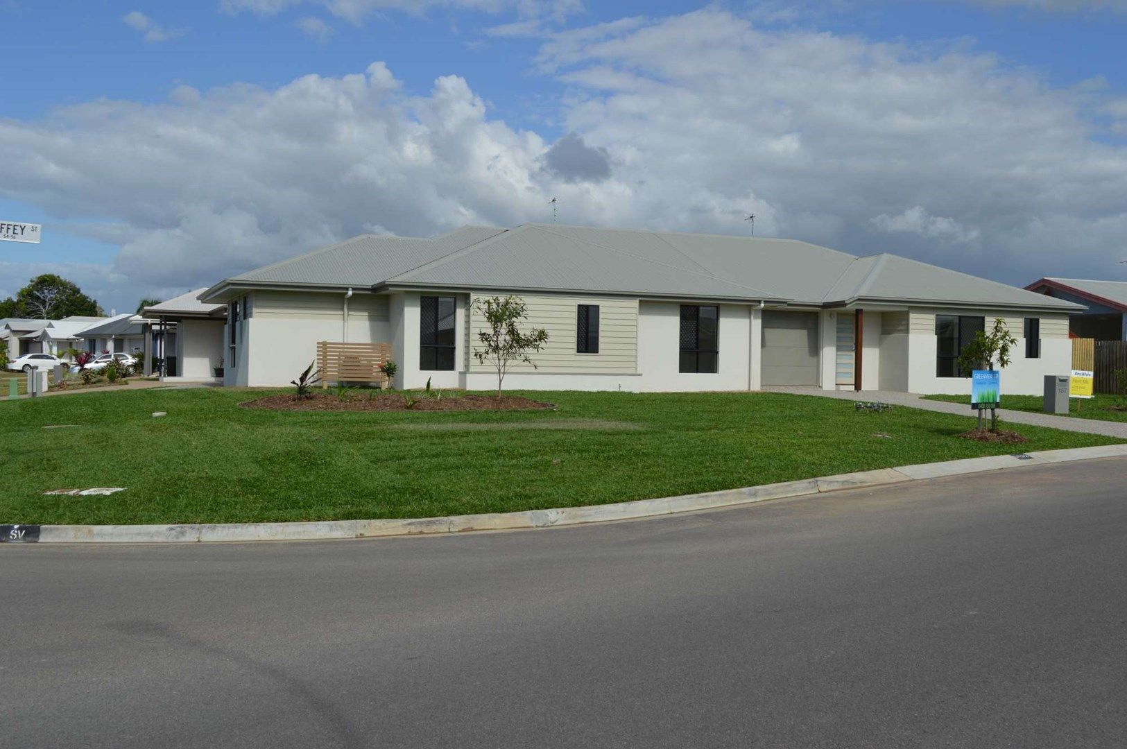 3 bedrooms Duplex in 1/137 Daydream Circuit BURDELL QLD, 4818
