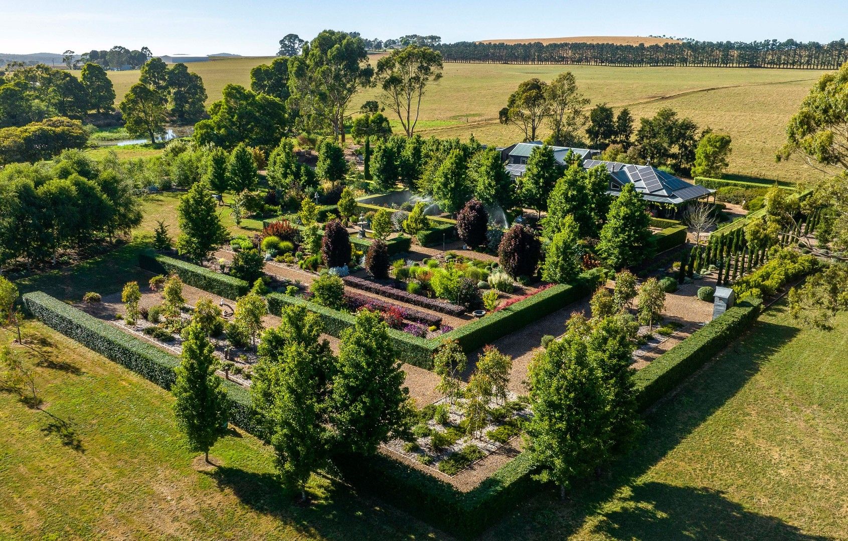 5 bedrooms House in 490 Dean-Mollongghip Road MOLLONGGHIP VIC, 3352