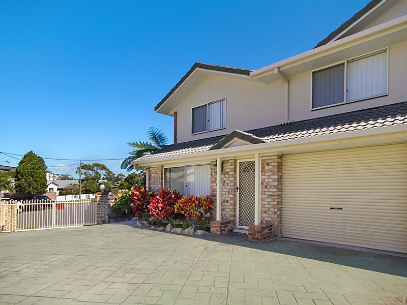 3 bedrooms Townhouse in 1/1-2 Cox Drive TWEED HEADS SOUTH NSW, 2486
