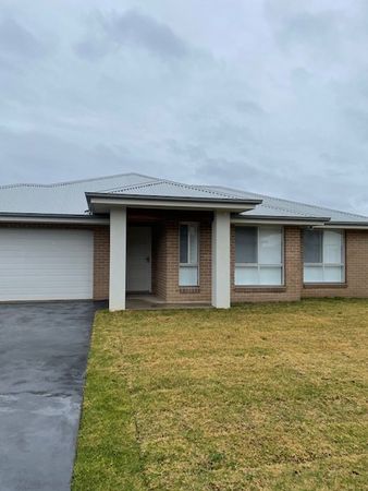 4 bedrooms House in 9 Como Avenue BURRILL LAKE NSW, 2539