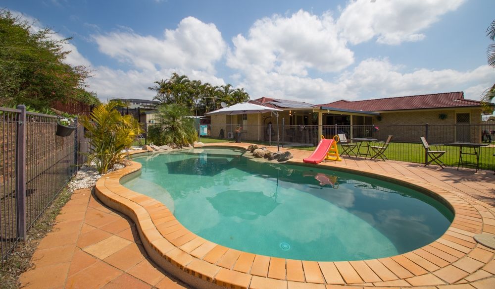 5 bedrooms House in 10 Chestnut Drive FLINDERS VIEW QLD, 4305