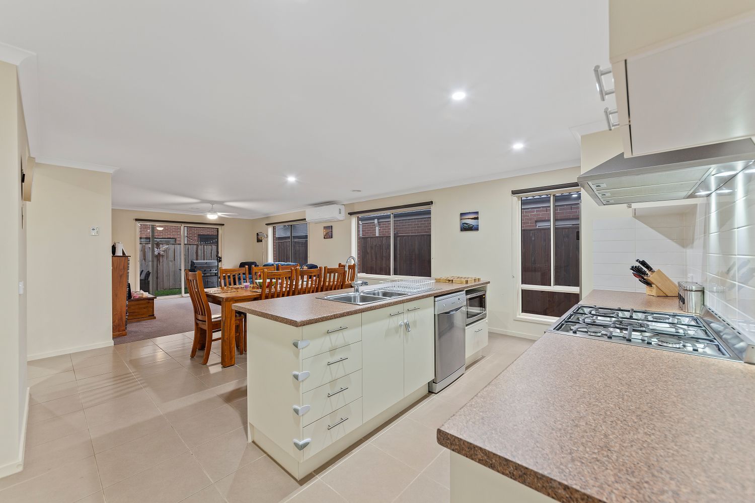 55 Deoro Parade, Clyde North VIC 3978, Image 2