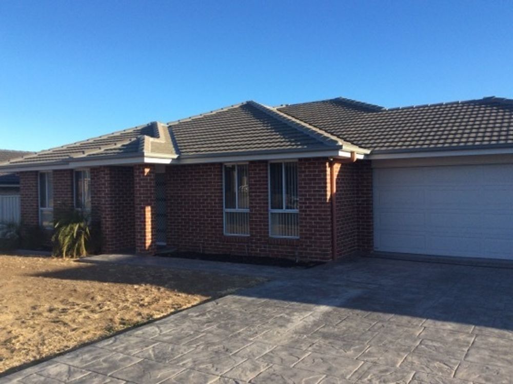5 bedrooms House in 62 Milburn Road OXLEY VALE NSW, 2340