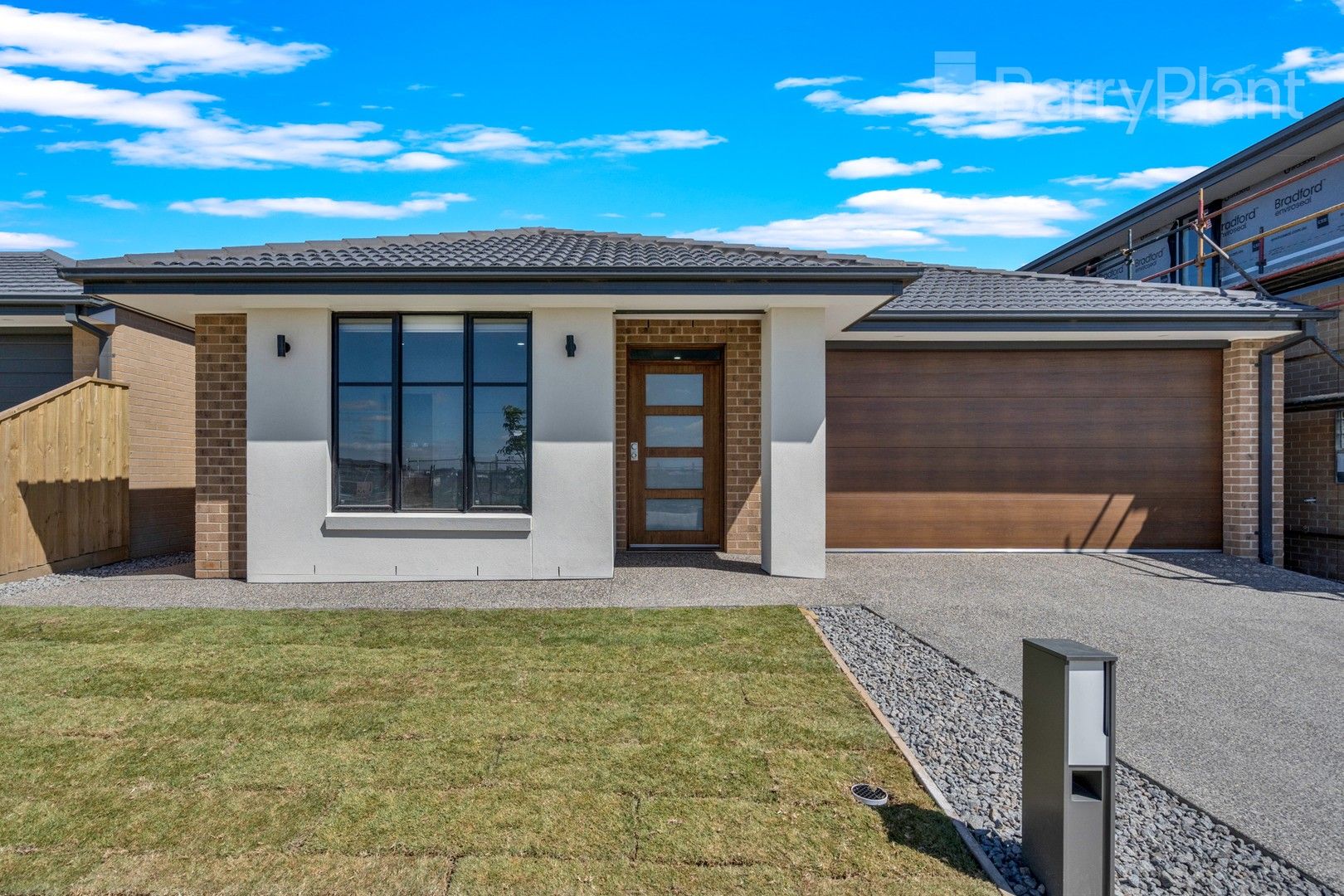 3 bedrooms House in 17 Hederwick Street MICKLEHAM VIC, 3064