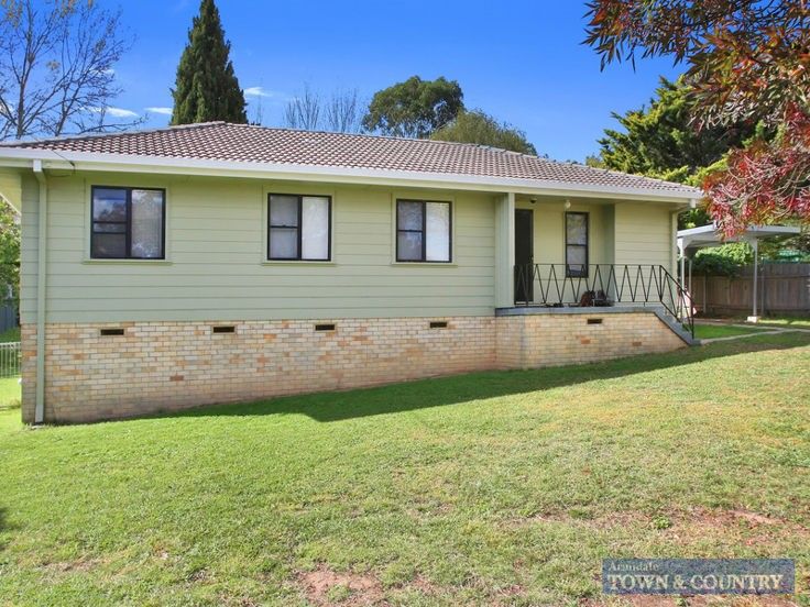 4 bedrooms House in 3 PG Love Avenue ARMIDALE NSW, 2350