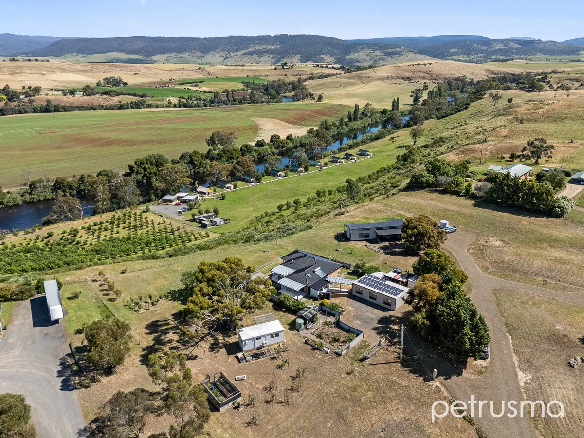 Dual-Living Dream on Expansive Acreage - The Perfect Lifestyle Investment!