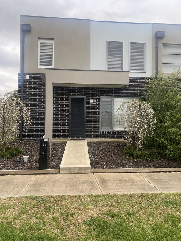 4 bedrooms Townhouse in 8b Sedgefield Avenue TRUGANINA VIC, 3029