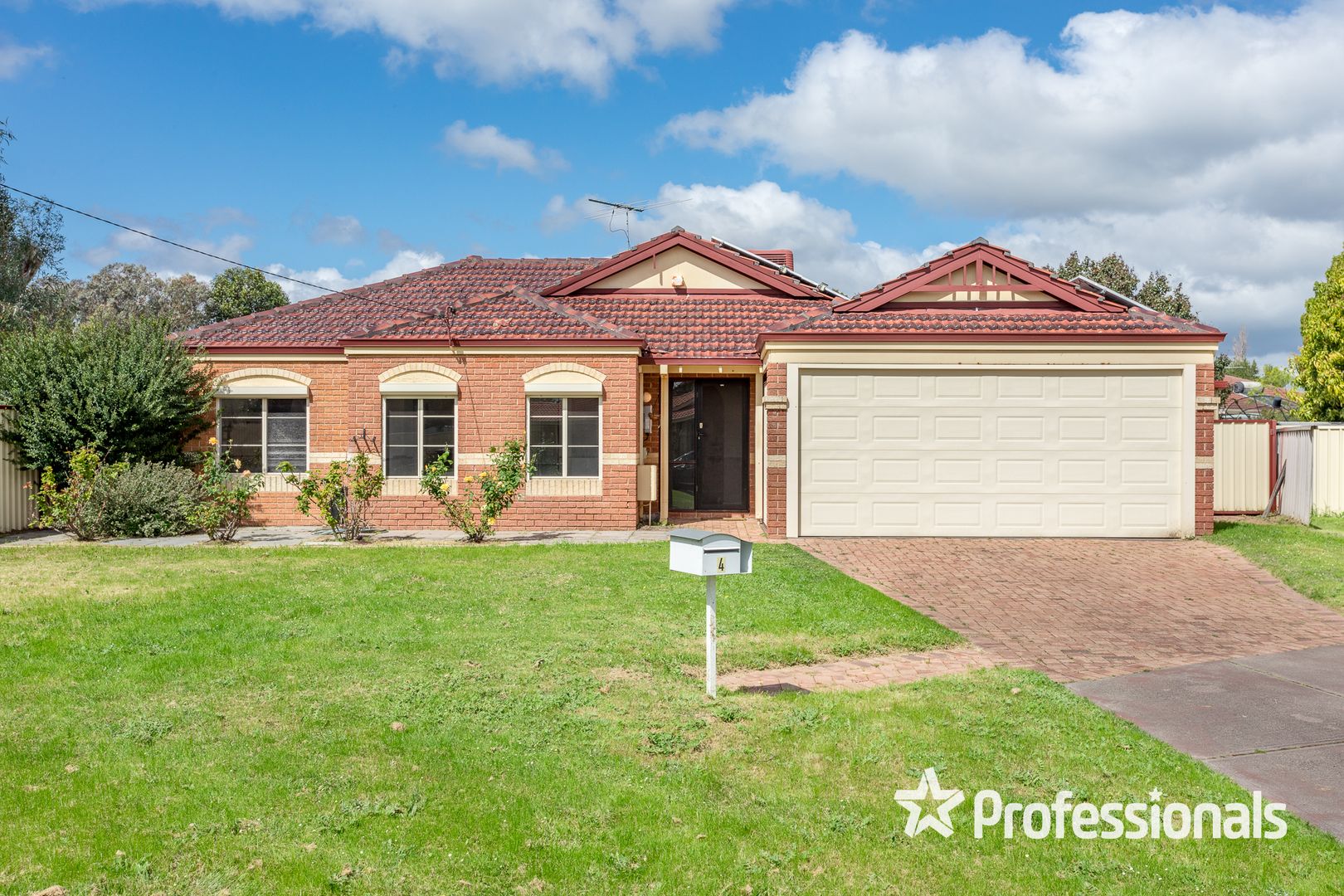 4 Kingham Place, Seville Grove WA 6112, Image 2