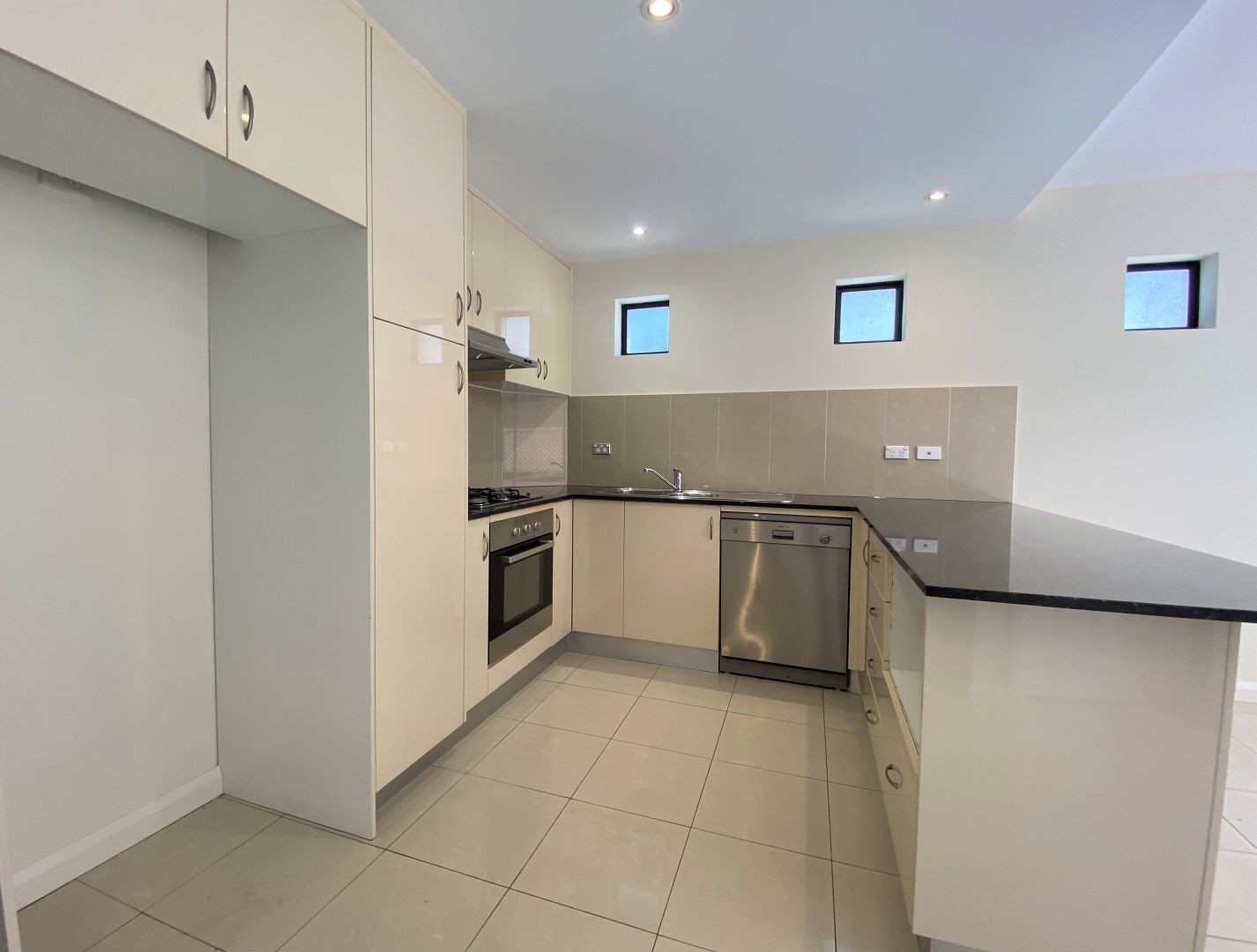6-1-3-concord-st-erskineville-nsw-2043-townhouse-for-rent-1-000