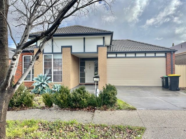 3 bedrooms House in 19 Maranoa Grove CAROLINE SPRINGS VIC, 3023