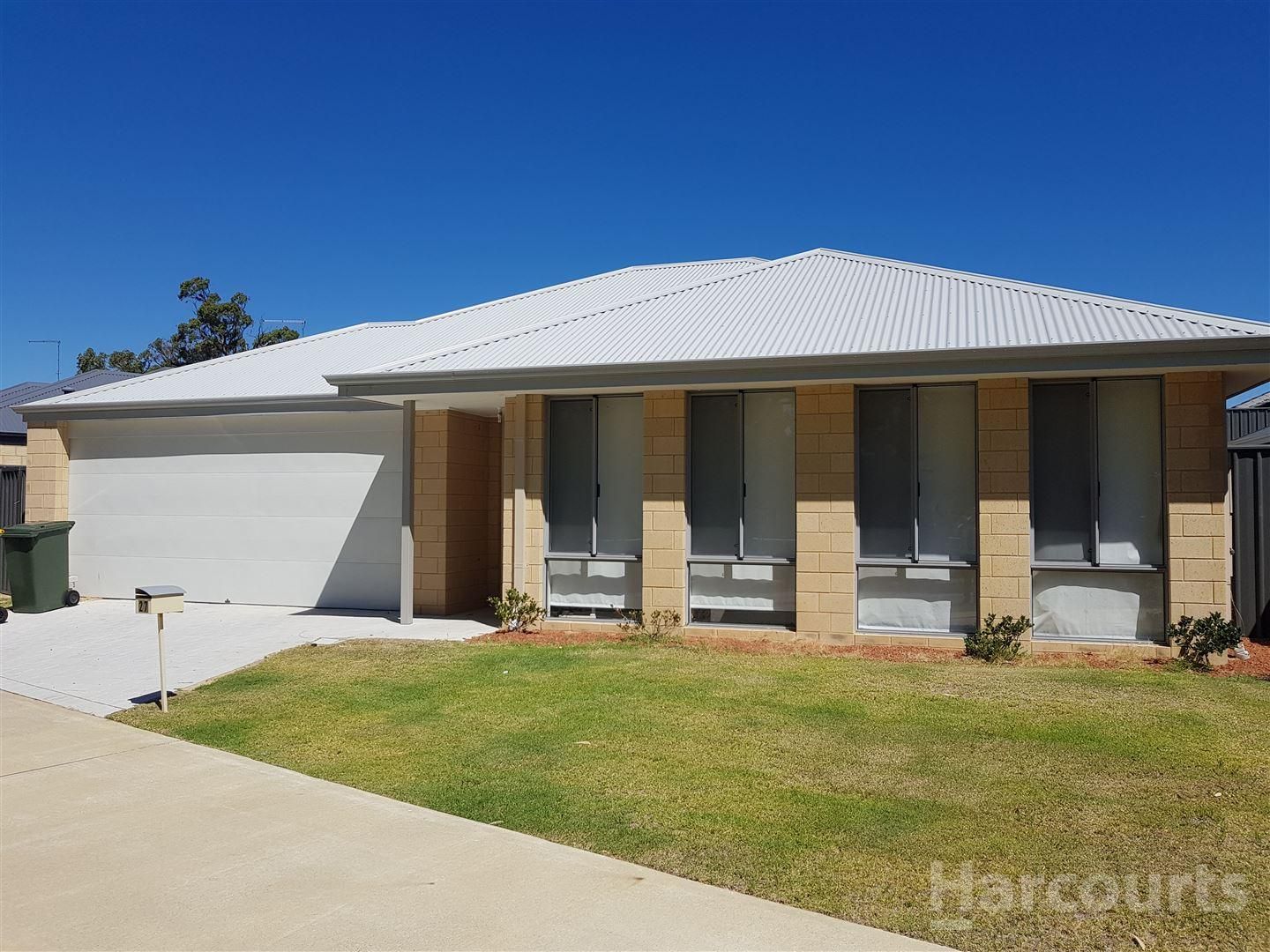 4 bedrooms House in 27 Clarendon Circuit LAKELANDS WA, 6180
