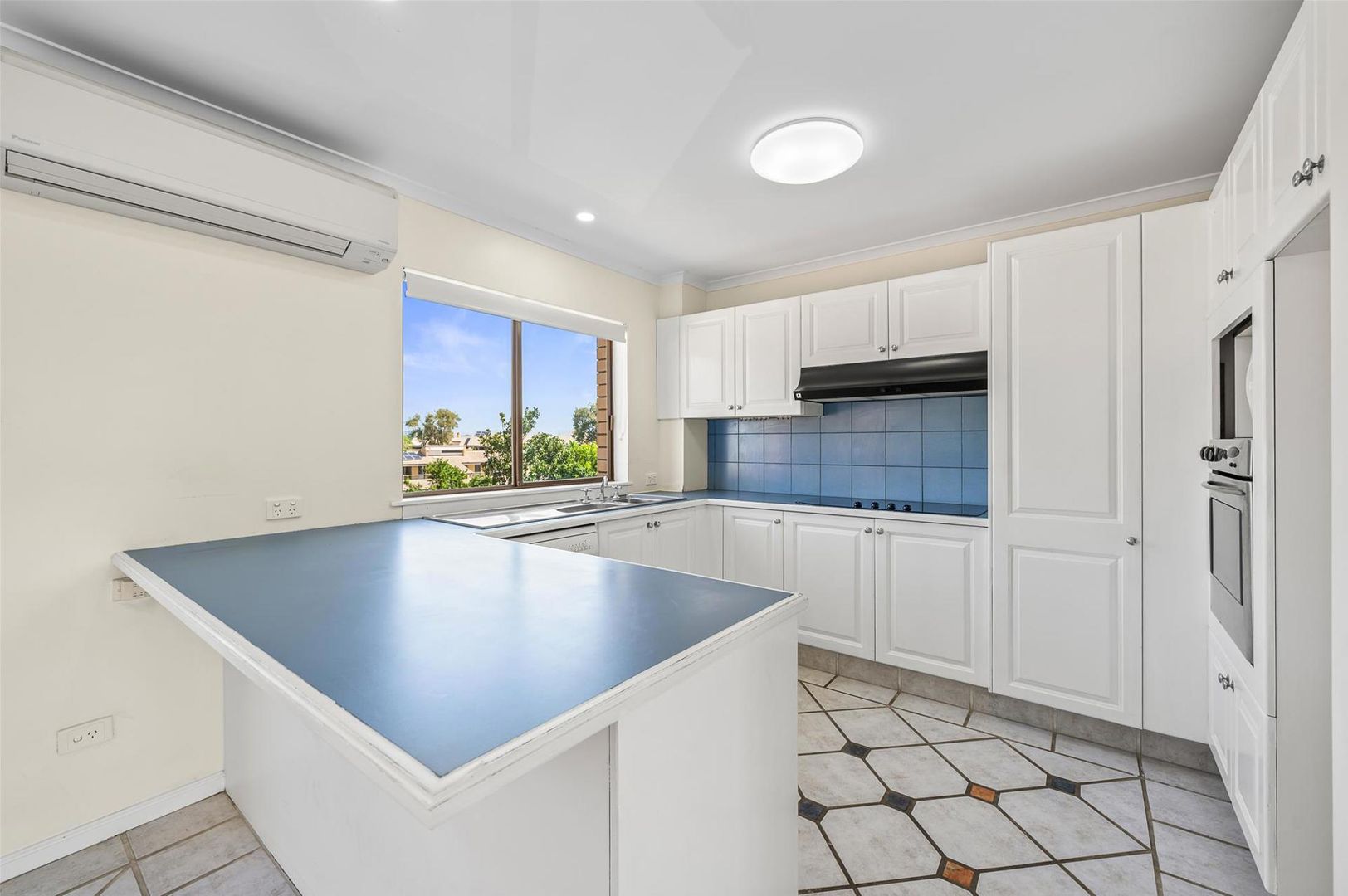 15/106 Bayview Street, Runaway Bay QLD 4216, Image 2