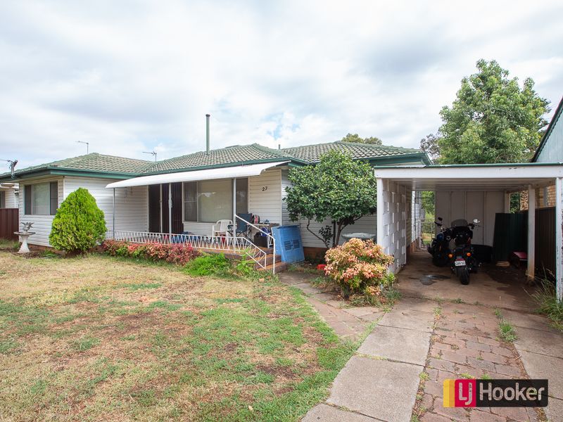 27 Oak Street, South Tamworth NSW 2340, Image 0