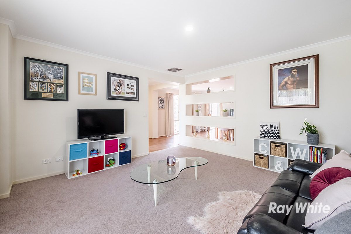 8 Oak Post Place, Cranbourne East VIC 3977, Image 2