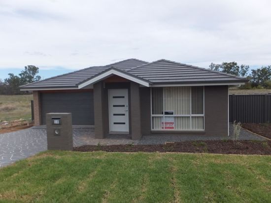 4 bedrooms House in 15 Regal Park Drive TAMWORTH NSW, 2340