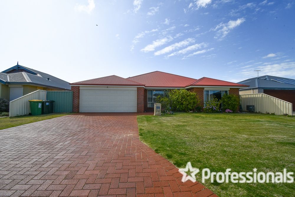 4 bedrooms House in 32 Albina Chase LAKELANDS WA, 6180