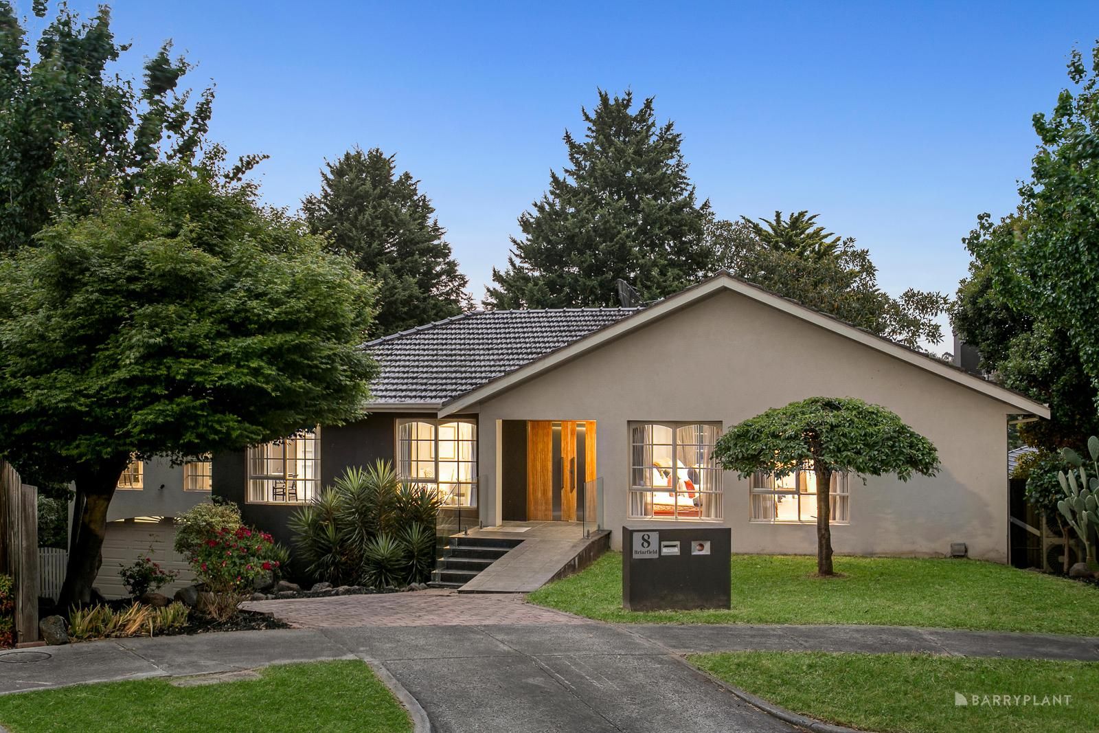 5 bedrooms House in 8 Briarfield Court TEMPLESTOWE VIC, 3106