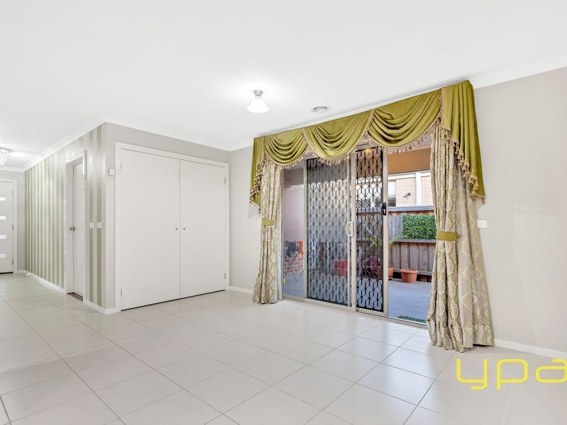 32 Mickleham Drive, Cranbourne North VIC 3977, Image 2