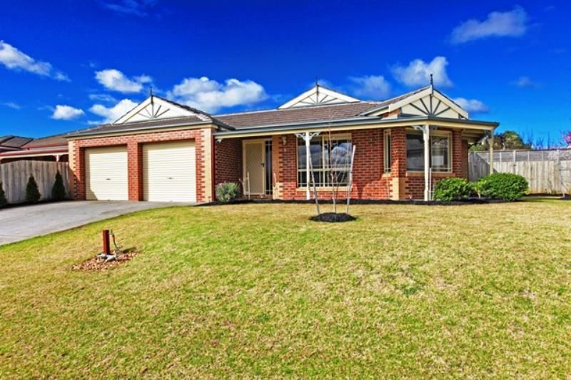 4 bedrooms House in 8 Sandtoft Court HIGHTON VIC, 3216