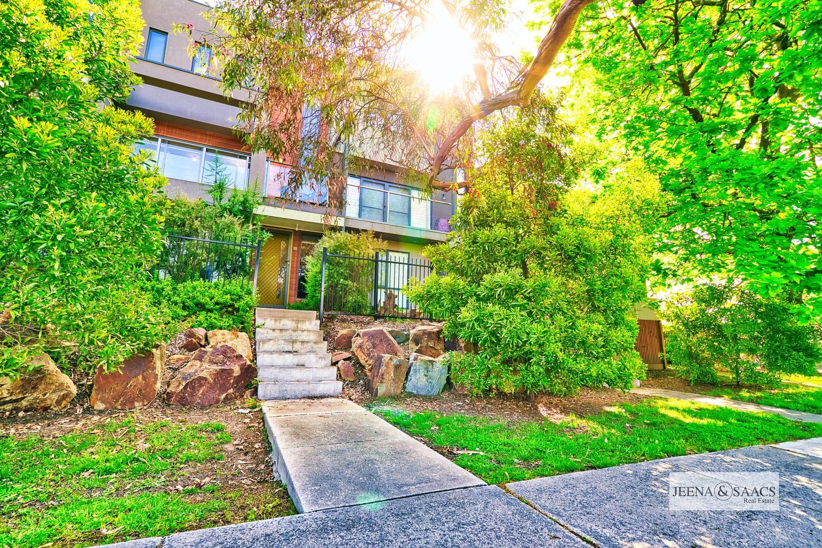 3 bedrooms House in 1 English Close MOOROOLBARK VIC, 3138