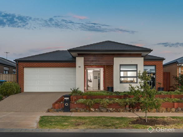 10 Spearmint Boulevard, Manor Lakes VIC 3024