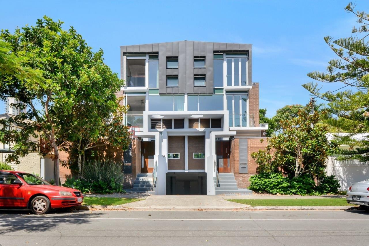 4 bedrooms Villa in 2/42 Peak Avenue MAIN BEACH QLD, 4217