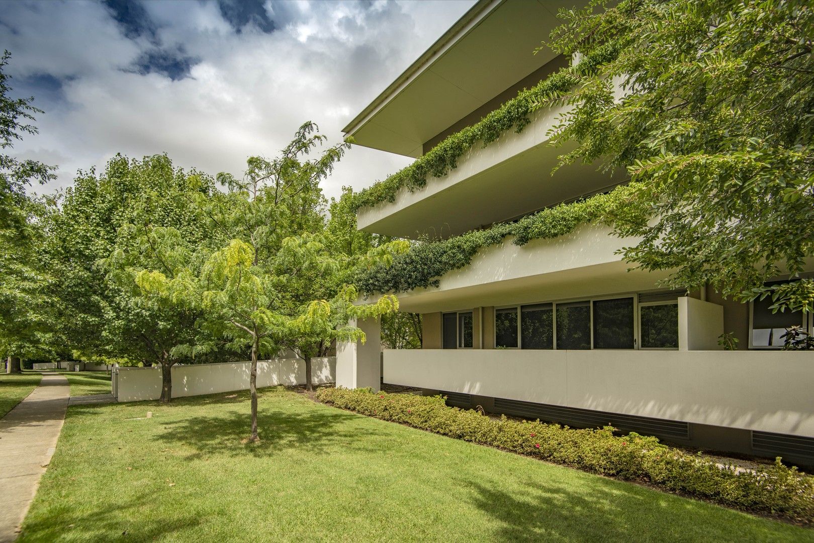 2 bedrooms Apartment / Unit / Flat in 19/21 State Circle FORREST ACT, 2603