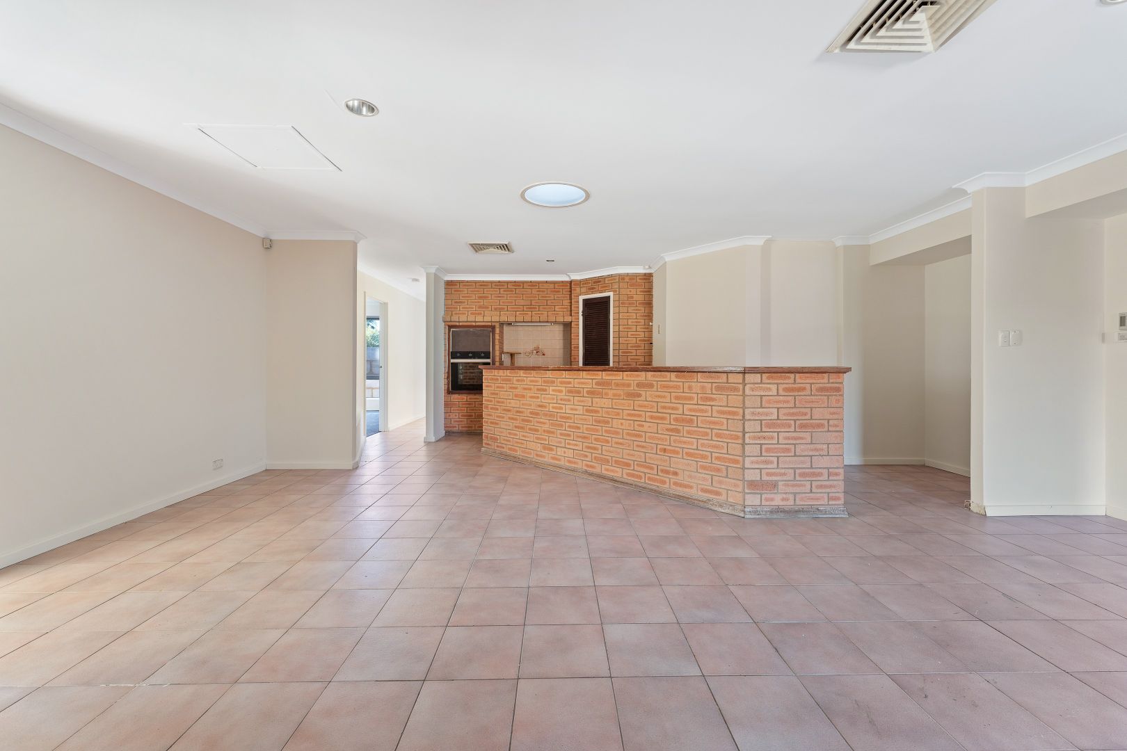 61 Bondi Crescent, Warnbro WA 6169, Image 2