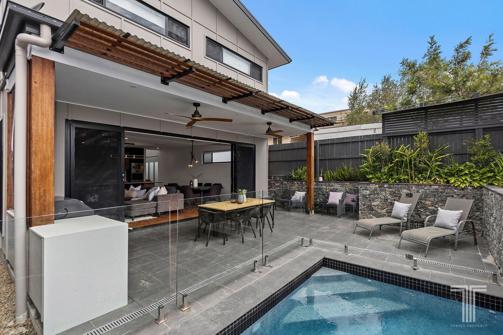 5 bedrooms House in 18 Orwell St CAMP HILL QLD, 4152