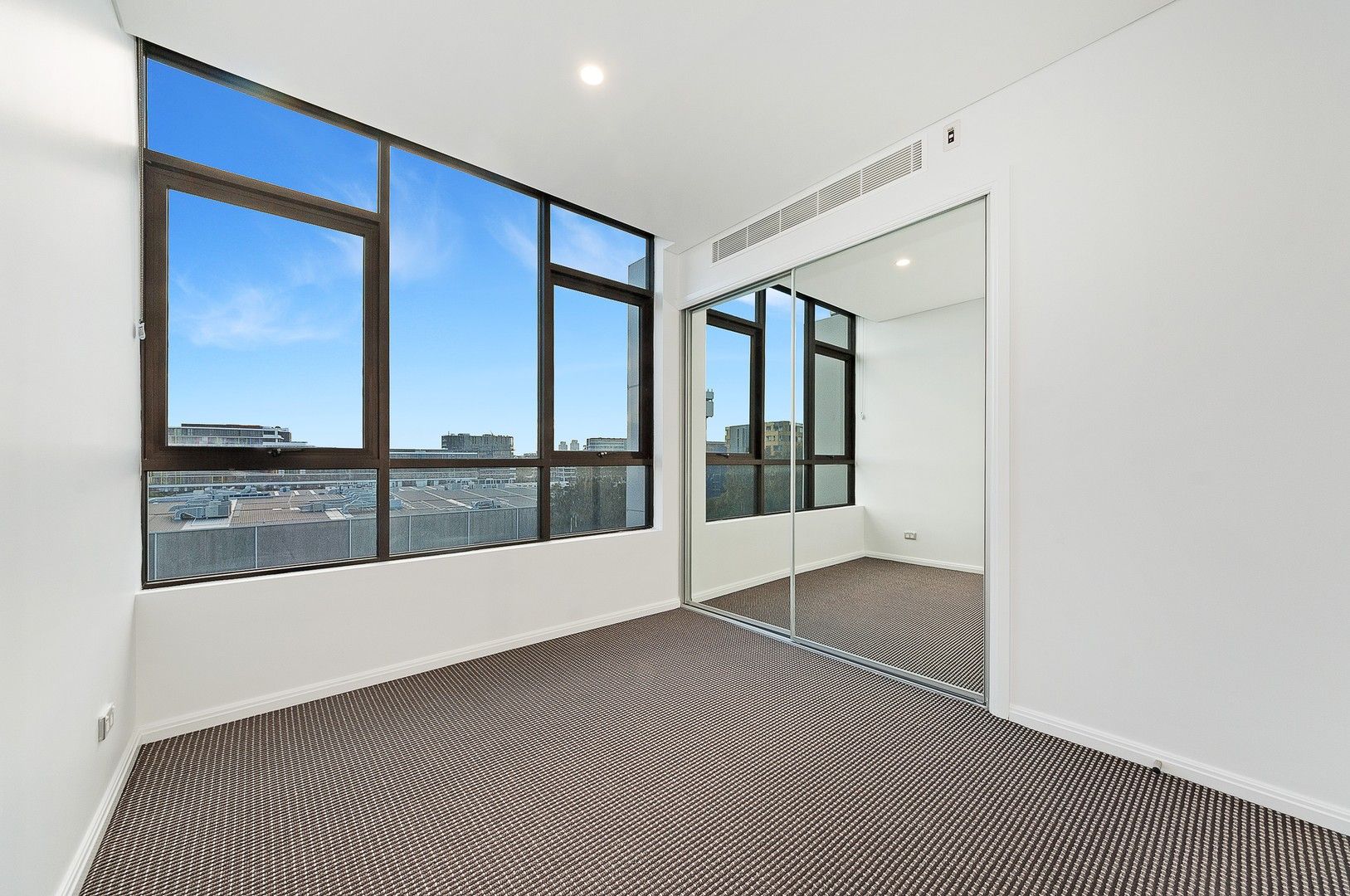 2 bedrooms Apartment / Unit / Flat in 830/887 SOUTH DOWLING STREET WATERLOO NSW, 2017