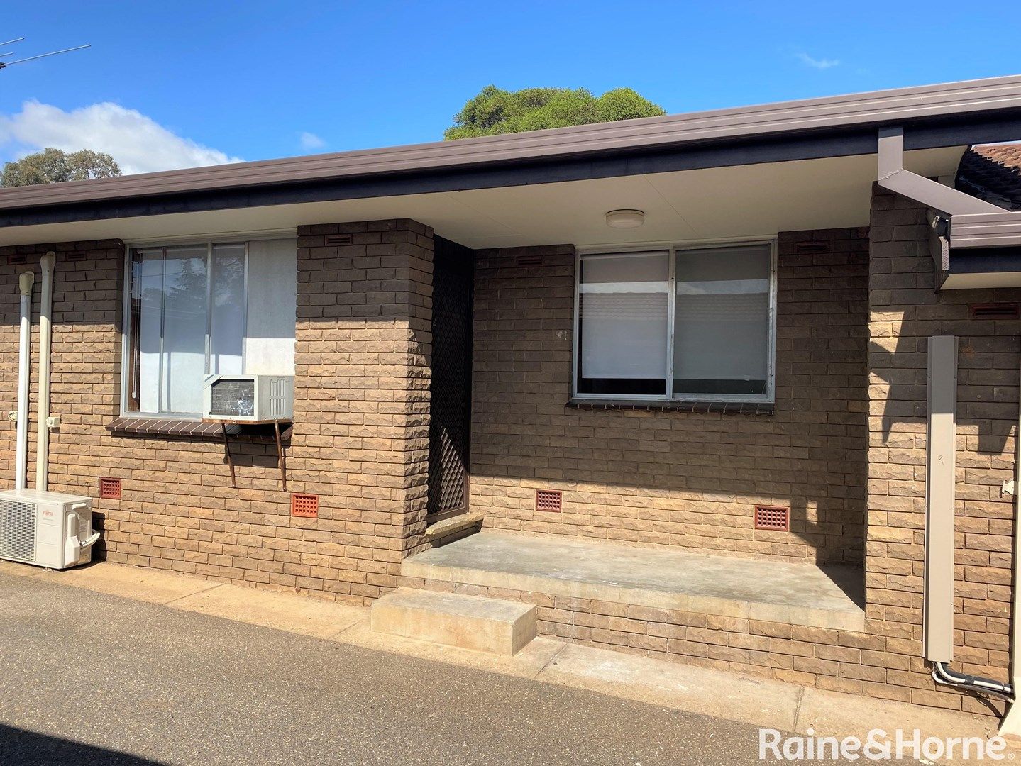 2 bedrooms Apartment / Unit / Flat in 2/6 Joyes Place TOLLAND NSW, 2650