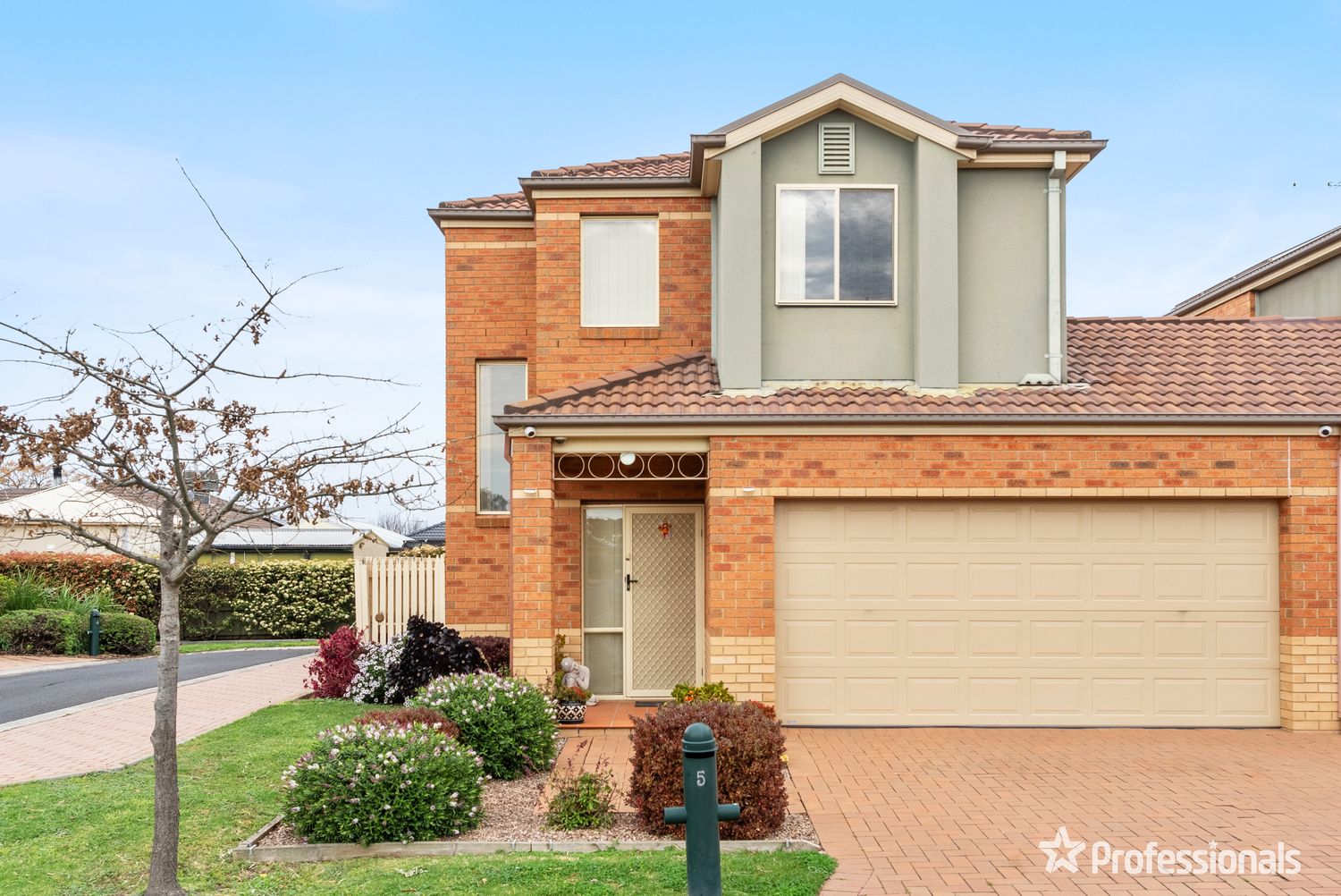 3 bedrooms Townhouse in 5 Amberlea Circuit TAYLORS HILL VIC, 3037