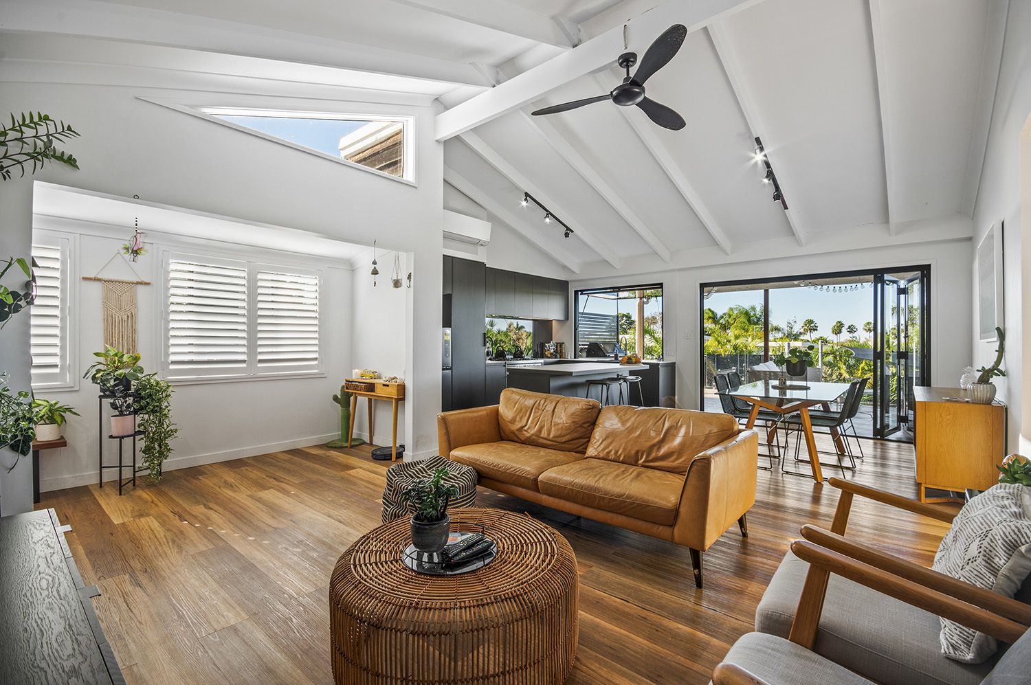 5 bedrooms House in 9 Poinciana Ave MOOLOOLABA QLD, 4557