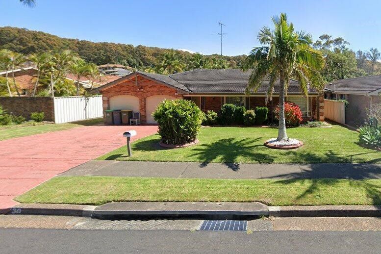 3 bedrooms House in 30 Silky Oak Drive CAVES BEACH NSW, 2281